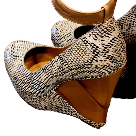 B. Makowsky snakeskin look wedge heels size 6.5 - Picture 6 of 11